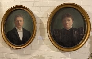 ZZ4951 Pair of Portraits